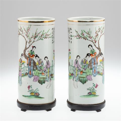Paar Famille Rose-Vasen, China, erste Hälfte 20. Jahrhundert