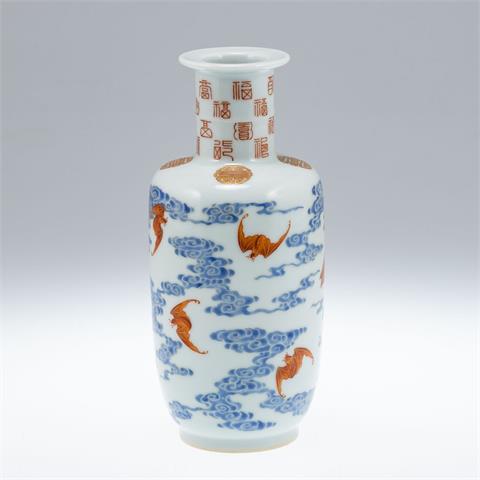 Vase mit Fledermaus-Dekor, China, 20. Jahrhundert