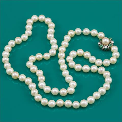 Perlenkette mit Smaragd-Brillant-Verzierung