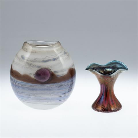 2 unterschiedliche Vasen. Kreuzer und Monogramm 1997.