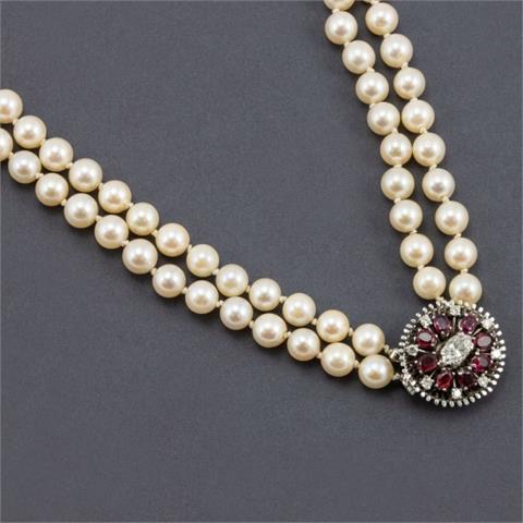Doppelreihige Perlenkette mit Diamant-Rubinschließe