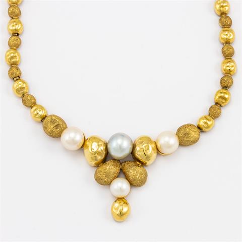 Kugelförmiges Collier mit Perlen