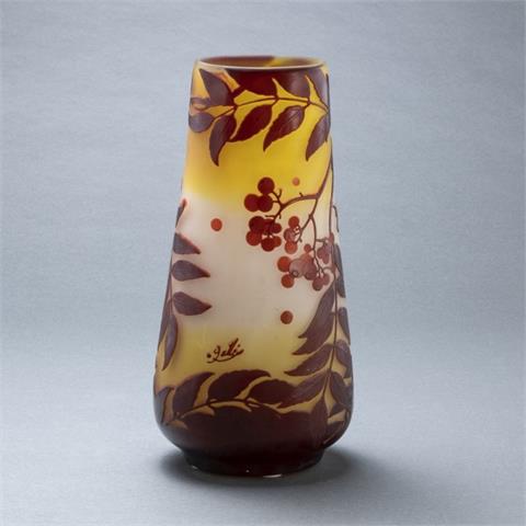 Ovale Vase Blätter und Beeren der Eberesche. Émile Charles Gallé, Nancy 1904-1906.