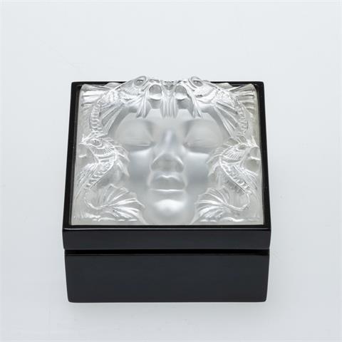 Quadratische Deckeldose "Masque de Femme". Lalique, Wingen-sur-Moder 2008.