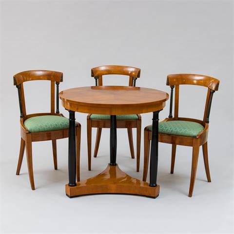 Biedermeier Salontisch mit drei Stühlen