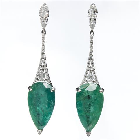 Paar lange Smaragd-Ohrringe mit Diamanten