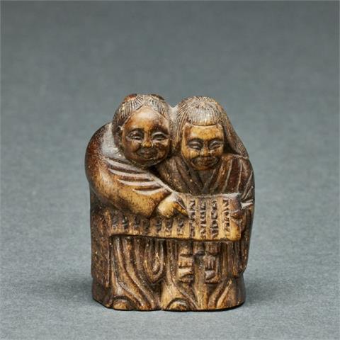 Miniatur Schnitzerei, Paar mit Schriftrolle, wohl China Qing-Dynastie 19. Jahrhundert