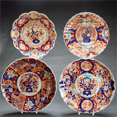 Vier Imari Teller, Japan, erste Hälfte 20. Jahrhundert