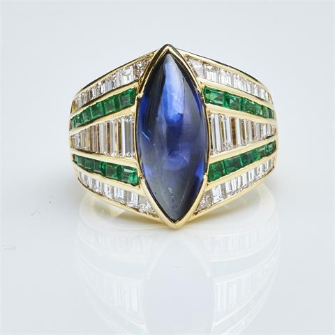 Moderner Saphirring  im "royal blue" mit Baguette-Diamant und Smaragden