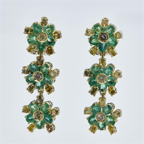 Paar blütenförmige Smaragd-Ohrringe