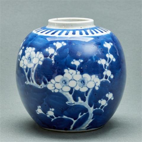 Vase / Ingwertopf mit Prunus-Dekor, China, Anfang 20. Jahrhundert