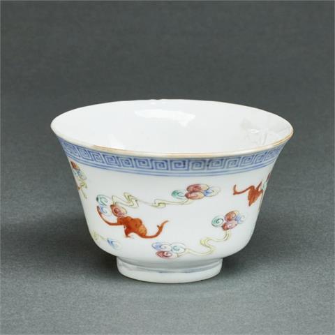Teeschale mit Fledermaus Dekor, China, Qing-Dynastie, um 1900