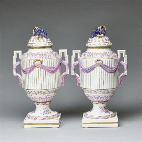 Paar klassizistische Vasen mit rechtwinkeligen Henkeln. KPM Berlin um 1790.