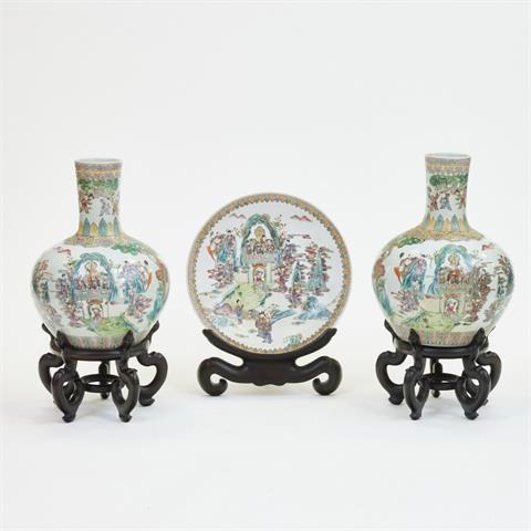 Paar Famille rose Flaschenvasen und großer Famille rose Teller, China, Qing-Dynastie, 19. Jahrhundert
