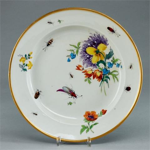 Speiseteller mit glattem Rand - Blumen mit Insekten. Deutschland, wohl um 1920.