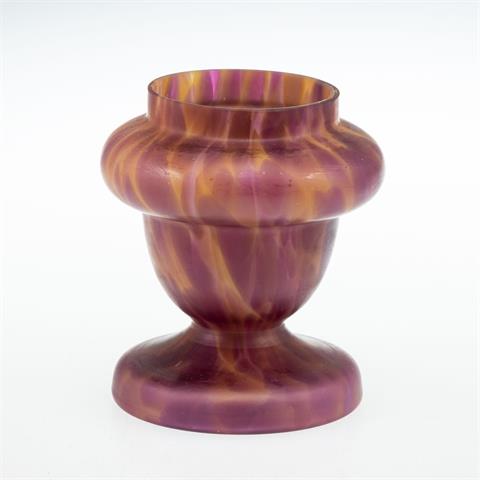 Vase. Farbloses Glas mit violetten und gelben Pulvereinschmelzungen