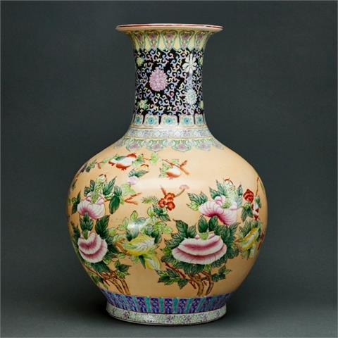 Große Famille rose Flaschenvase, China, 20. Jahrhundert