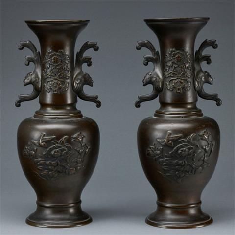 Paar Vasen mit Vogeldekor, China, um 1900
