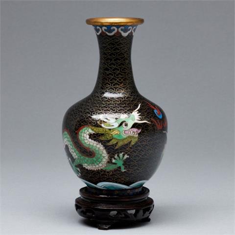 Kleine Cloisonné Vase, China, 20. Jahrhundert