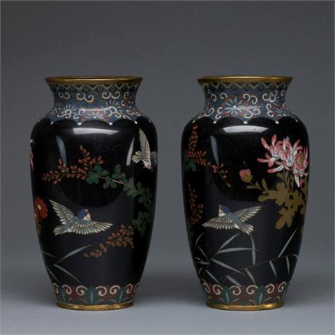 Paar Cloisonné Vasen, China, um 1900