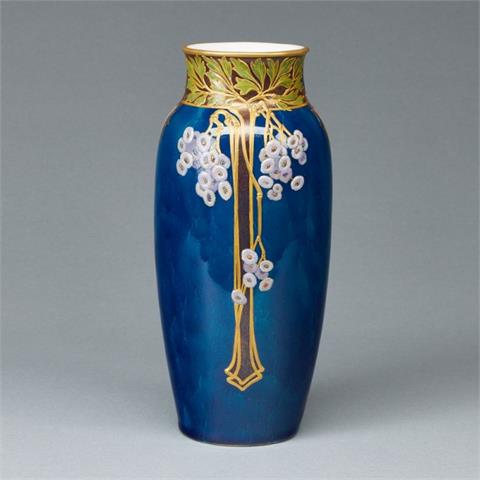 Vase mit Blüten, Blätter und Käfer in Email, Relief- und Pudergold auf blau marmoriertem Grund. KPM Berlin um 1900.