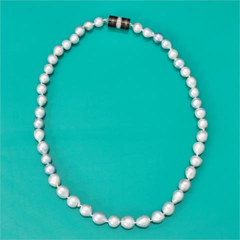 Perlenkette mit Onyxschließe