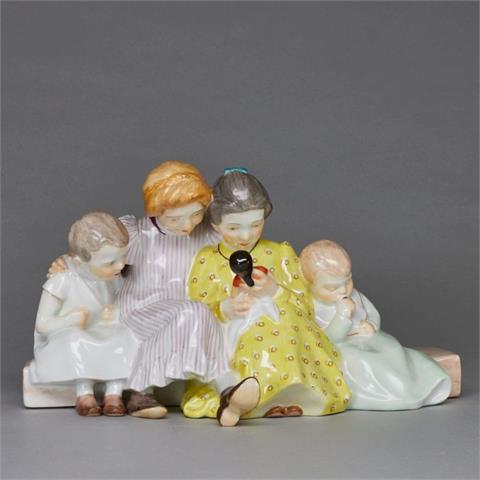 Vier Kinder mit Puppe - Julius Konrad Hentschel. Meissen 1992.
