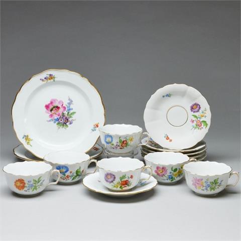 6 Teetassen und 2 Teller Blume 2, Blume 3, Blume 4. Meissen um 1994 und 1924-1934
