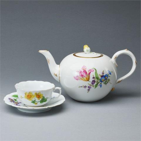 1 Teetasse Blume und 1 Teekanne Blume 3. Meissen 1957-1972.
