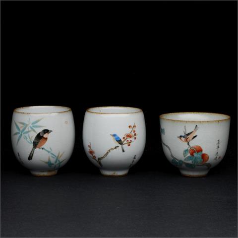 Drei Teebecher mit Vogeldekor, China, Qing Dynastie, um 1900