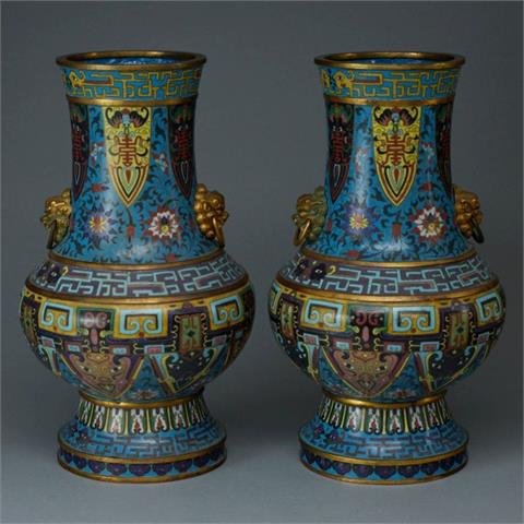 Paar alte Cloisonné Vasen, China, Qing Dynastie, wohl um 1800