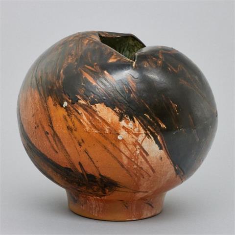 Große kugelförmige Vase mit mehrfachen Einschnitten. Keramik.