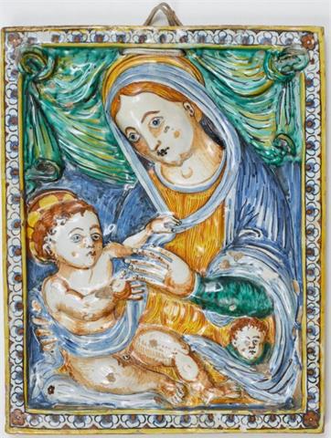 Rechteckige Majolika Platte mit der Darstellung der Muttergottes  mit Kind