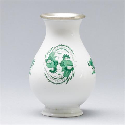 Vase mit Silberrand - Reicher Drache / Hofdrache, grün. Meissen 1924-1934.