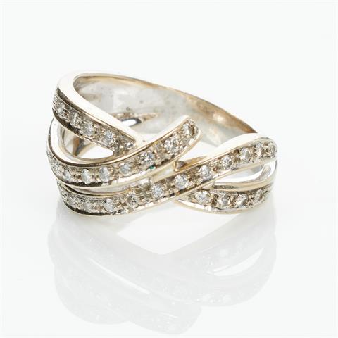 Bandförmiger Ring mit Diamanten