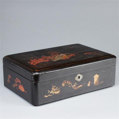 Lackiertes Holzkästchen mit einem Dekor aus Mandarinenten, China/Japan.