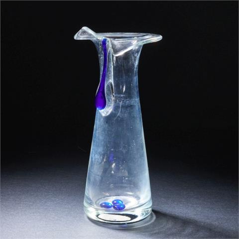 Vase mit eingeschnittenem Rand und blauem Tropfen.