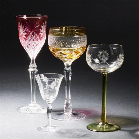 4 unterschiedliche Gläser: Sektglas, Likörglas, Römer, Weinglas.