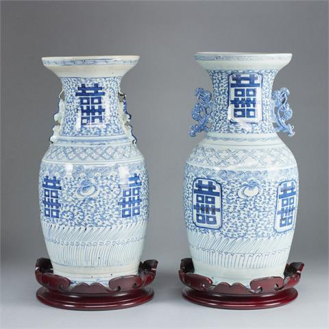 Paar Bodenvasen mit floralem Dekor, China.