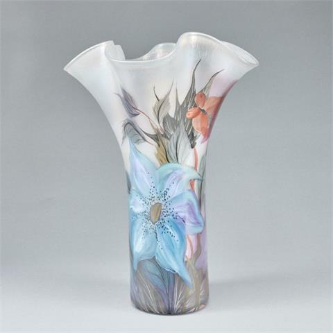 Vase mit gewelltem Rand - Blumen mit Schmetterlingen aus der Unikatserie "Poesie in Glas". Glashütte Eisch, Frauenau 1992.