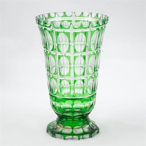 Vase mit grünem Überfang. Geschliffen.