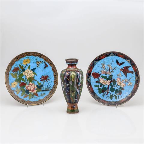 2 Cloisonné-Teller und Cloisonné-Vase. China, 19./20. Jahrhundert