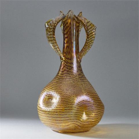 Vase sechsfach gedrückt und mit drei heruntergezogenen Bändern. Fritz Heckert, Petersdorf / Schlesien.
