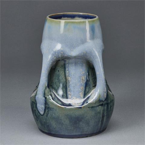 Vase mit 4 aus der Masse gearbeiteten Henkeln. Kunst- und Brauntöpferei Hugo Reinhold, Bunzlau / Schlesien um 1926.