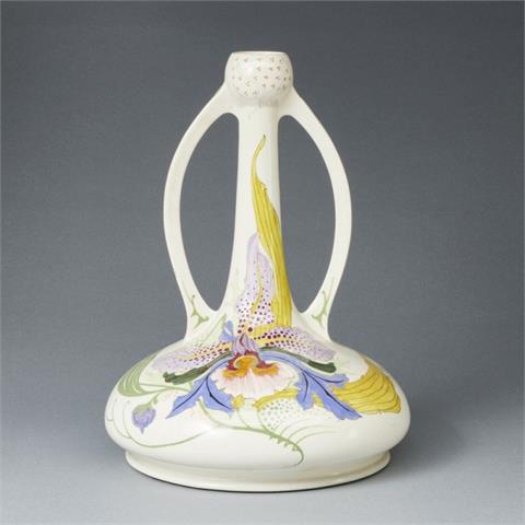 Vase mit 2 Henkeln - Orchidee Frauenschuh. Plateelbakkerij Zuid-Holland, Gouda um 1910.