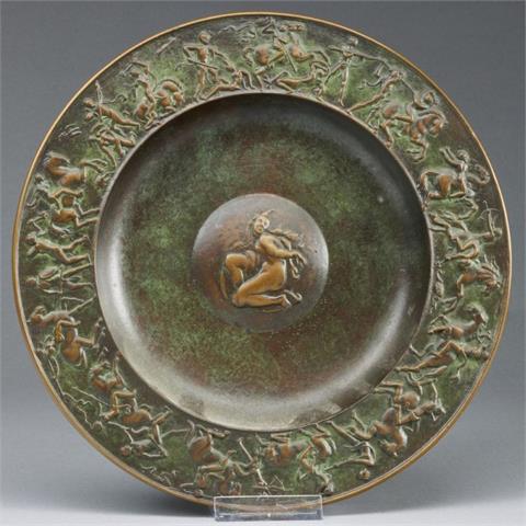 Bronzeteller mit Amazonenschlacht im Relief