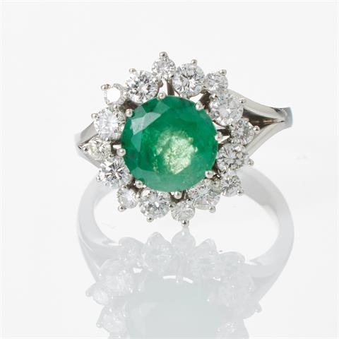 Schöner Smaragd-Ring mit weißen Brillanten