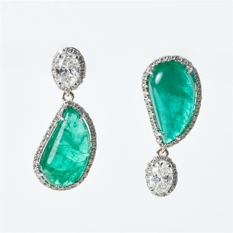 Paar asymmetrische Smaragd-Ohrringe