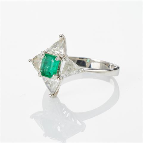 Außergewöhnlicher Smaragdring mit Triangel-Diamanten (Chip)