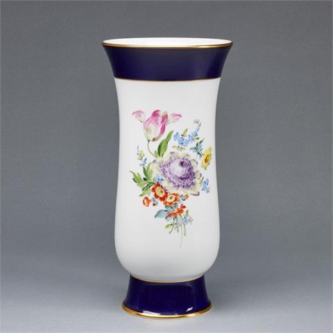 Vase - Kobaltblaue Ränder: Blumenbukett. Meissen 2002.